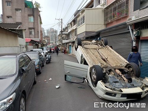 ▲▼ 嘉義市林森東路汽車180度翻覆。（圖／記者翁伊森翻攝）