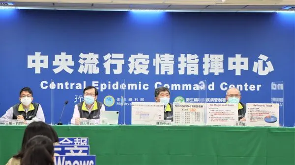 ▲▼中央流行疫情指揮中心記者會。（左起）醫療應變組副組長、發言人莊人祥、指揮官陳時中、台大醫院院長吳明賢。（圖／指揮中心提供）