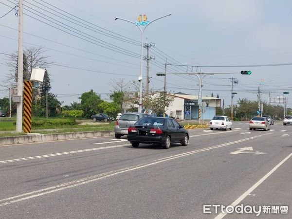 ▲▼ 新港月眉段新設「測速+闖紅燈」照相桿 。（圖／嘉義縣警局提供）