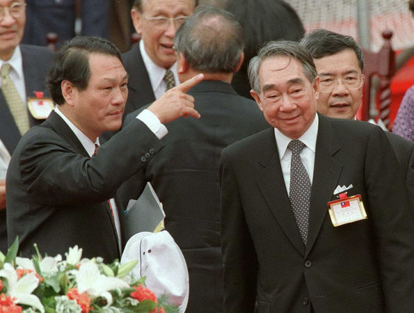 鄭深池這次重返長榮集團，表示自己長期受創辦人張榮發（右）培植提攜，基於感恩，自當略盡綿薄。（圖／報系資料照）