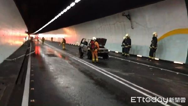 ▲▼宜蘭雪隧火燒車。（圖／記者游芳男翻攝）