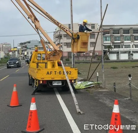 ▲台南市查報屬違規廣告物，均依法強力執行拆除，自2021年11月至今，已拆除竹木架等違規廣告物共計3366件，居全國之冠。（圖／記者林悅翻攝，下同）