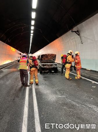 ▲▼國道5號雪山隧道北上方向17.7公里8日發生火燒車事，南北雙向封閉一度封閉。（圖／記者游芳男翻攝，下同）