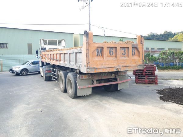 ▲▼傾倒廢土。（圖／記者陳雕文翻攝）