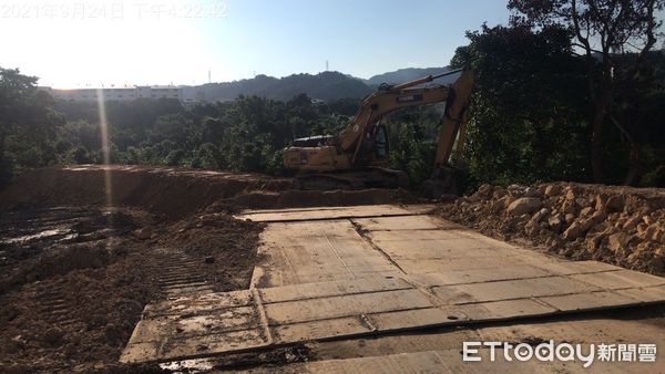 ▲▼傾倒廢土。（圖／記者陳雕文翻攝）