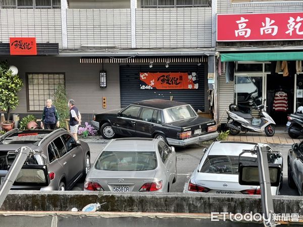 ▲▼北市忠孝東路4段，1名婦人開車恍神衝撞路邊2台機車，後又撞上店家。（圖／記者邱中岳翻攝）