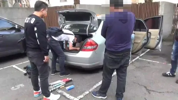 ▲▼台中警方為了不讓暴力分子破壞遶境秩序，執行掃黑專案，逮捕35人、2枝手槍、電擊棒和球棒。（圖／民眾提供）