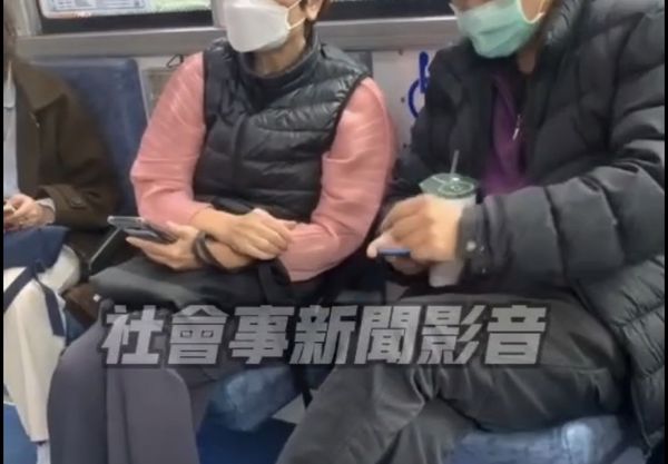 ▲▼女乘客質疑男子（右圖）搭公車口罩沒戴好，雙方爆發激烈口角。（圖／翻攝記者爆料網）