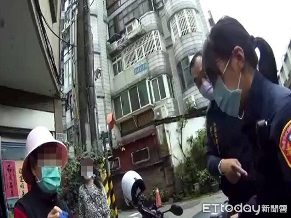 ▲劉姓老婦騎車迷途於街道中。（圖／桃園警分局提供）