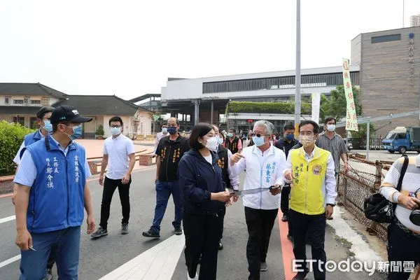 ▲斗南火車站前站車道空間不足，民眾接送上下車後，車輛迴轉空間極窄。（圖／記者蔡佩旻翻攝）