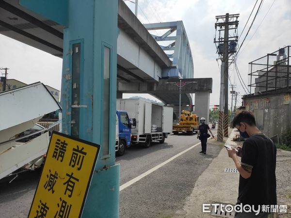 ▲▼仁武貨車卡橋底。（圖／記者陳宏瑞翻攝）