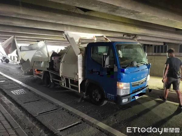 ▲▼仁武貨車卡橋底。（圖／記者陳宏瑞翻攝）