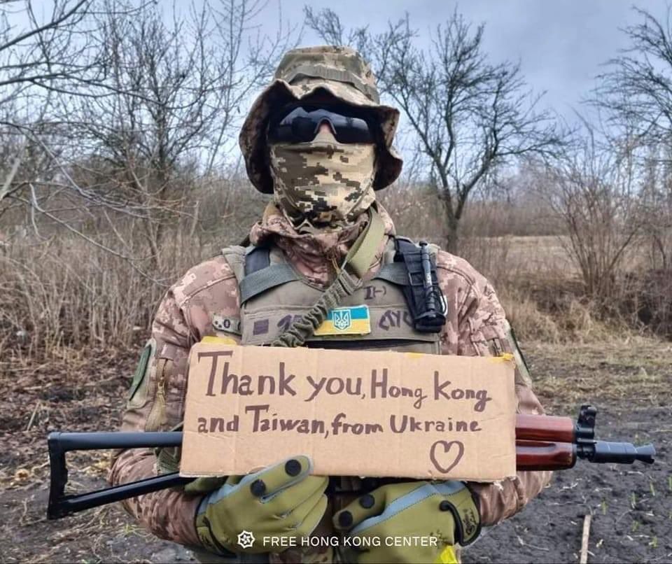 ▲烏克蘭士兵手舉感謝台灣標語。（圖／翻攝自推特）