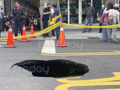 快訊／天坑再現！高雄鳳山路面又塌陷2米深大洞　警方急拉封鎖線