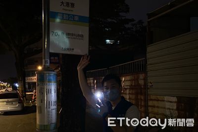 台南摸黑搭車！　市議員參選人蔡宗豪籲改善公車站牌照明