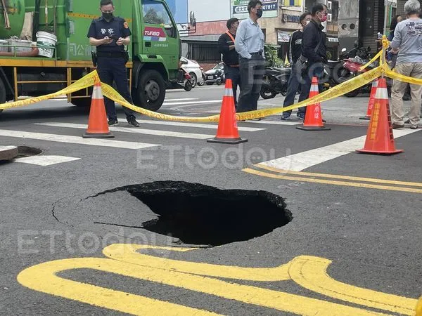 ▲▼高雄鳳山路面出現天坑。（圖／記者吳世龍攝）