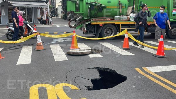 ▲▼高雄鳳山路面出現天坑。（圖／記者吳世龍攝）