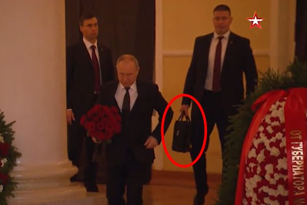 ▲▼普丁出席葬禮，保鑣帶著核足球。（圖／翻攝tvzvezda.ru）