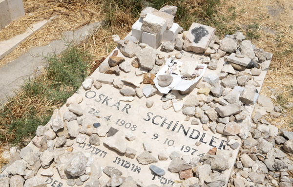 ▲▼德國企業家奧斯卡·辛德勒（Oskar Schindler）一邊與德軍維持關係，一邊透過工廠招募員工名義庇護上千名猶太人，最終於1974年離開人世。圖為位於耶路撒冷的辛德勒紀念墓碑。（圖／達志影像／美聯社）