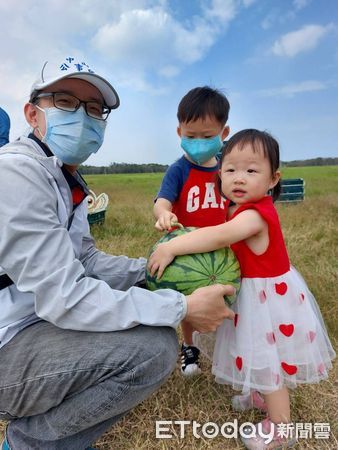 ▲台南市野鳥學會上午在台南歸仁區台糖沙崙農場，舉辦「環頸雉西瓜節」活動，獲民眾以實際行動支持友善耕作，100顆西瓜全數售罄。（圖／記者林悅翻攝，下同）