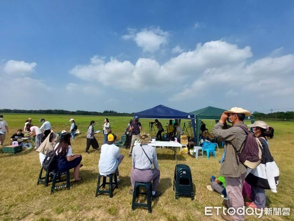 ▲台南市野鳥學會上午在台南歸仁區台糖沙崙農場，舉辦「環頸雉西瓜節」活動，獲民眾以實際行動支持友善耕作，100顆西瓜全數售罄。（圖／記者林悅翻攝，下同）