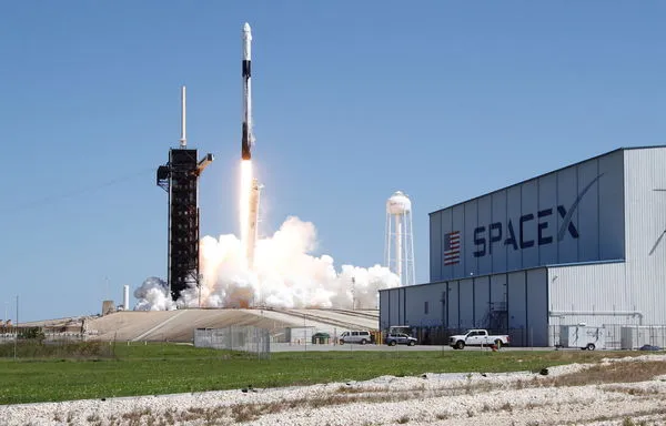 ▲▼SpaceX的獵鷹9號（Falcon 9）火箭8日於佛州成功發射，以每位乘客5500萬美元的價格，將NASA首次批准的私人太空旅遊團送上國際太空站。（圖／路透）