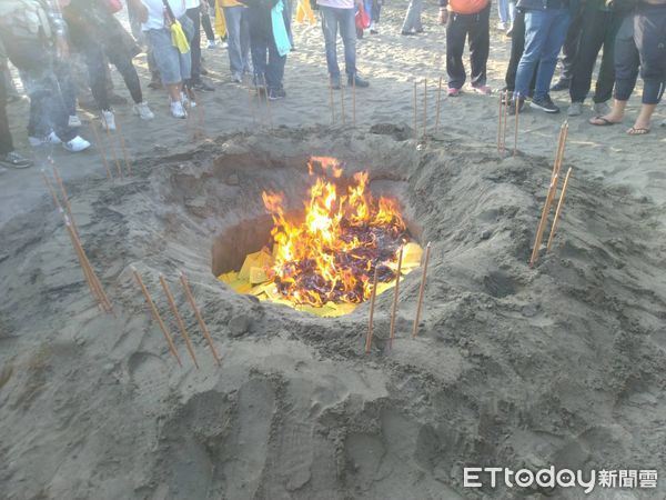 ▲台南安平開台天后宮9日辦理4年一科「上香山迎媽祖」湄洲晉香聖駕回鑾遶境，女轎班將4尊媽祖神轎分別抬出廟外，往漁光島的方向出發，而其他40餘頂交陪境神轎也分別從各處往漁光島集結。（圖／記者林悅翻攝，下同）