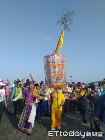 ▲台南安平開台天后宮9日辦理4年一科「上香山迎媽祖」湄洲晉香聖駕回鑾遶境，女轎班將4尊媽祖神轎分別抬出廟外，往漁光島的方向出發，而其他40餘頂交陪境神轎也分別從各處往漁光島集結。（圖／記者林悅翻攝，下同）