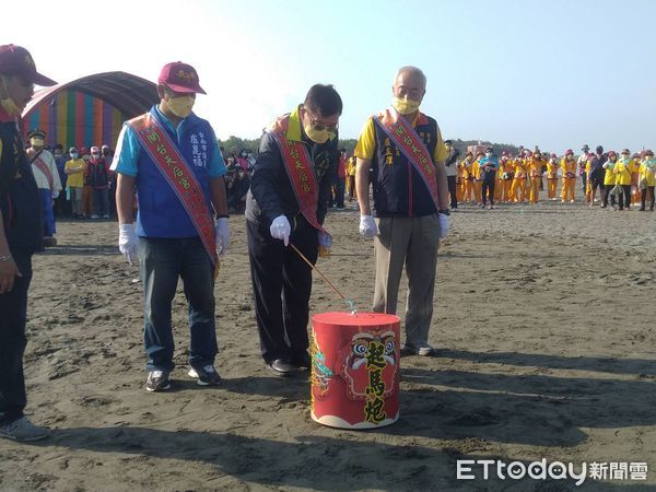 ▲台南安平開台天后宮9日辦理4年一科「上香山迎媽祖」湄洲晉香聖駕回鑾遶境，女轎班將4尊媽祖神轎分別抬出廟外，往漁光島的方向出發，而其他40餘頂交陪境神轎也分別從各處往漁光島集結。（圖／記者林悅翻攝，下同）