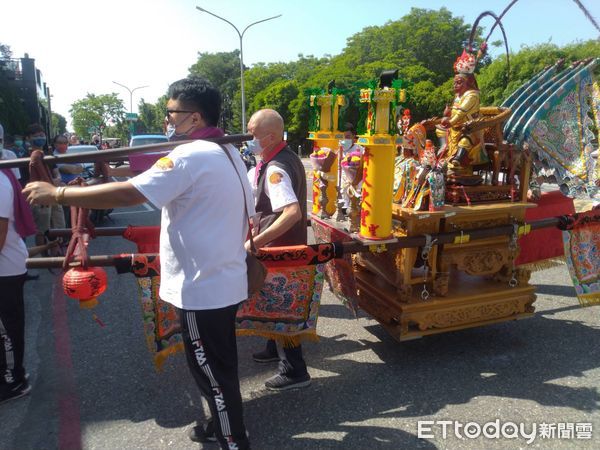 ▲台南安平開台天后宮9日辦理4年一科「上香山迎媽祖」湄洲晉香聖駕回鑾遶境，女轎班將4尊媽祖神轎分別抬出廟外，往漁光島的方向出發，而其他40餘頂交陪境神轎也分別從各處往漁光島集結。（圖／記者林悅翻攝，下同）