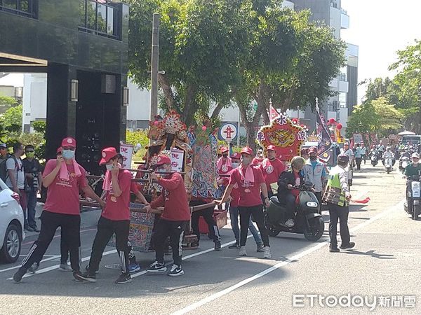 ▲台南安平開台天后宮9日辦理4年一科「上香山迎媽祖」湄洲晉香聖駕回鑾遶境，女轎班將4尊媽祖神轎分別抬出廟外，往漁光島的方向出發，而其他40餘頂交陪境神轎也分別從各處往漁光島集結。（圖／記者林悅翻攝，下同）