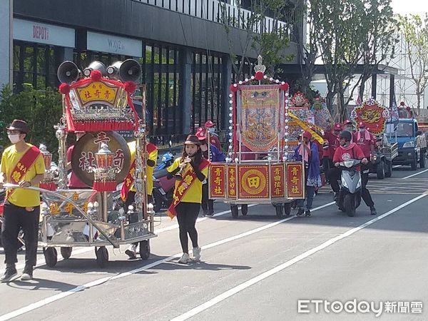 ▲台南安平開台天后宮9日辦理4年一科「上香山迎媽祖」湄洲晉香聖駕回鑾遶境，女轎班將4尊媽祖神轎分別抬出廟外，往漁光島的方向出發，而其他40餘頂交陪境神轎也分別從各處往漁光島集結。（圖／記者林悅翻攝，下同）