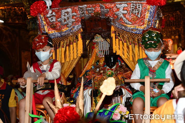 ▲台南安平開台天后宮9日辦理4年一科「上香山迎媽祖」湄洲晉香聖駕回鑾遶境，女轎班將4尊媽祖神轎分別抬出廟外，往漁光島的方向出發，而其他40餘頂交陪境神轎也分別從各處往漁光島集結。（圖／記者林悅翻攝，下同）