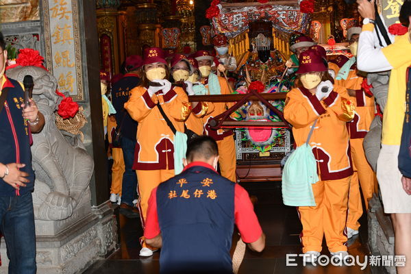 ▲台南安平開台天后宮9日辦理4年一科「上香山迎媽祖」湄洲晉香聖駕回鑾遶境，女轎班將4尊媽祖神轎分別抬出廟外，往漁光島的方向出發，而其他40餘頂交陪境神轎也分別從各處往漁光島集結。（圖／記者林悅翻攝，下同）