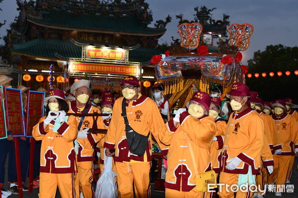 ▲台南安平開台天后宮9日辦理4年一科「上香山迎媽祖」湄洲晉香聖駕回鑾遶境，女轎班將4尊媽祖神轎分別抬出廟外，往漁光島的方向出發，而其他40餘頂交陪境神轎也分別從各處往漁光島集結。（圖／記者林悅翻攝，下同）