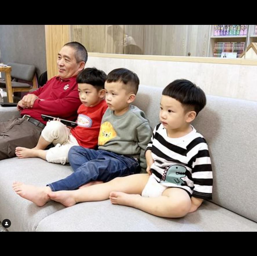 ▲二伯爸跟3個孫子一起看電視。（圖／翻攝自Instagram／yga0721）
