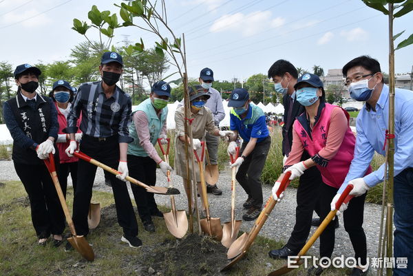 ▲水利署第五河川局今天日於北港滯洪池舉辦「植樹固碳 溪手同行」植樹活動。（圖／記者蔡佩旻翻攝）