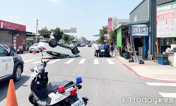 ▲桃園市張姓男子9日上午駕駛休旅車行經三民路附近時失控撞上違停車輛翻覆。（圖／記者沈繼昌翻攝）