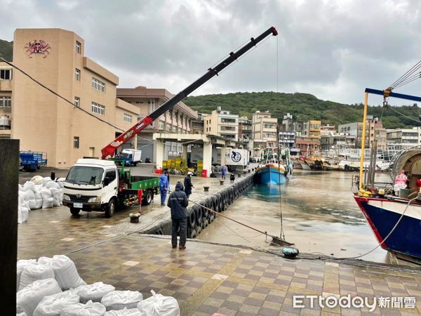 ▲日本火山浮石海漂入漁港 新北攜手漁會積極打撈已500噸。（圖／新北市漁業處提供）