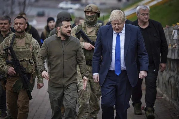 ▲▼首相強生（Boris Johnson）9日突訪基輔，在烏克蘭總統澤倫斯基的介紹下，了解基輔情況。。（圖／達志影像／美聯社）