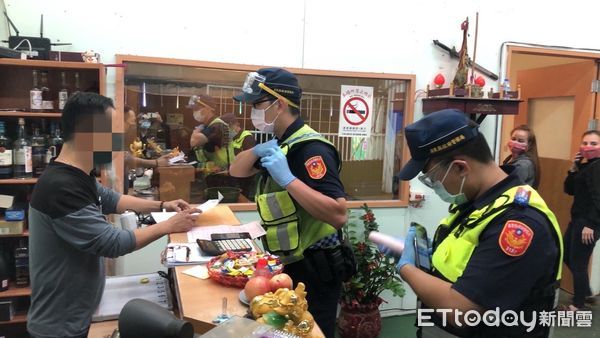 ▲東港警方對轄內小吃部等場所進行稽查作業              。（圖／記者陳崑福翻攝，下同）