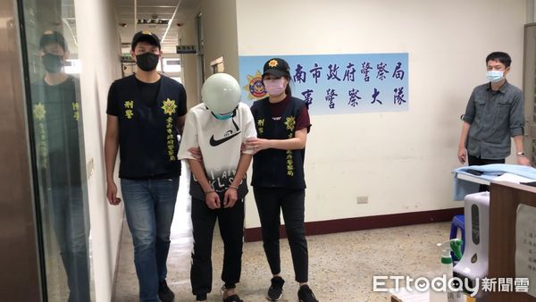 ▲台南市警刑警大隊，持搜票埋伏查獲37歲涉嫌販毒的盧姓男子，查獲罕見之捷克製VZ61型蠍式衝鋒槍、JP-935非制式手槍、子彈及價值120萬元毒品安非他命。（圖／記者林悅翻攝，下同）