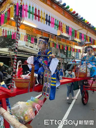 ▲「南瀛5大香－學甲香」祭典，八仙藝閣小朋友戴上防護面罩防疫，學甲慈濟宮印製大批宣導臂章，宣導防疫措施做得好。（圖／記者林悅翻攝，下同）