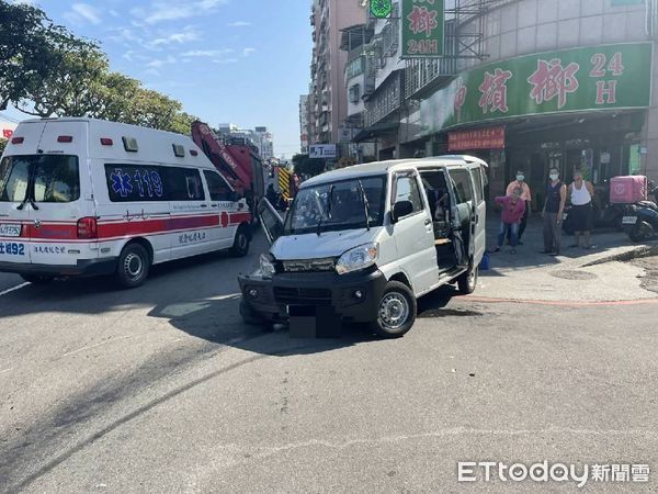 ▲▼麵包車被撞到變形，女駕駛昏迷送醫，事故波及2部小客車及路旁9機車             。（圖／記者陳以昇翻攝）