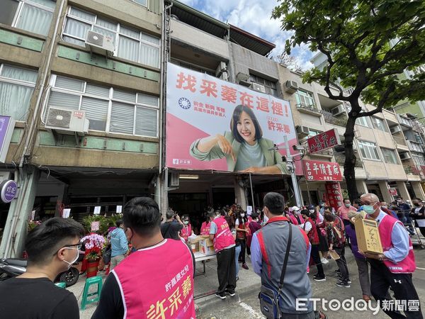 ▲高雄市前議長許崑源的女兒許采蓁喬遷服務處，正式投入高雄市議員選舉             。（圖／記者吳世龍攝）