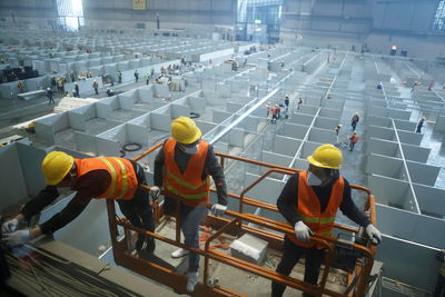陸專家提議「一邊生產一邊隔離」　工人住廠旁板房「保住產業鏈」