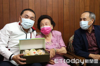 「臺灣阿信」王施珍珍榮獲模範母親 侯友宜專程親赴道賀