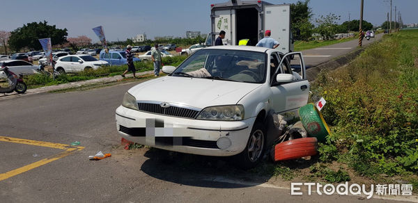 ▲台南市西港區新寮發生自小客車與小貨車車禍，自小客車駕駛受困車內，救護人員將傷者救出脫困，但已無生命跡象。（圖／民眾提供，下同）