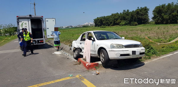 ▲台南市西港區新寮發生自小客車與小貨車車禍，自小客車駕駛受困車內，救護人員將傷者救出脫困，但已無生命跡象。（圖／民眾提供，下同）