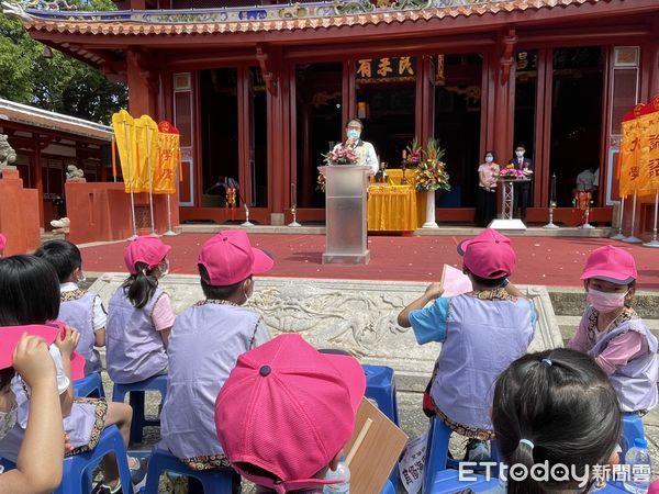 ▲台南市長黃偉哲出席「禮聖敬師樂讀經 五福祥臻迎虎年」親子聯誼活動，肯定崇禮文教基金會長期以來致力推動傳統文化。（圖／記者林悅翻攝，下同）